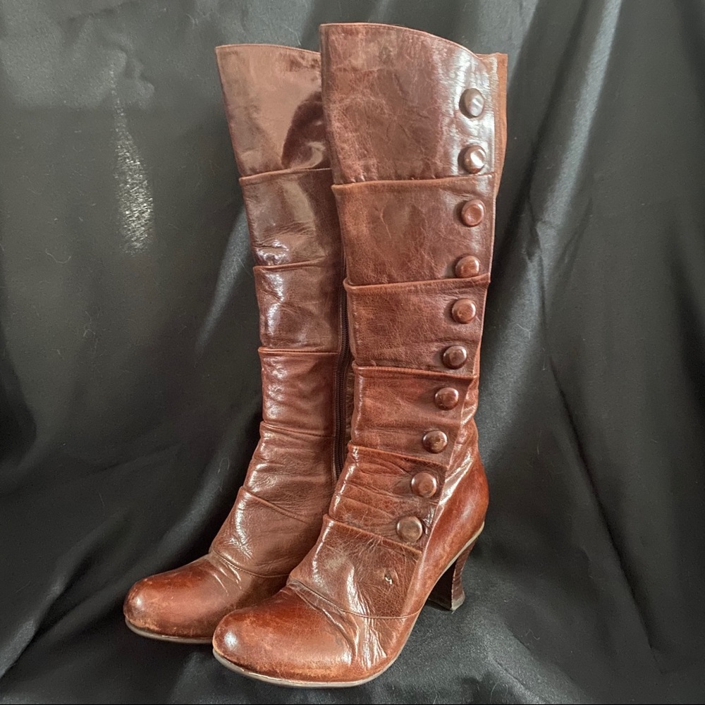 Gorgeous Victorian Style Leather Button Boots